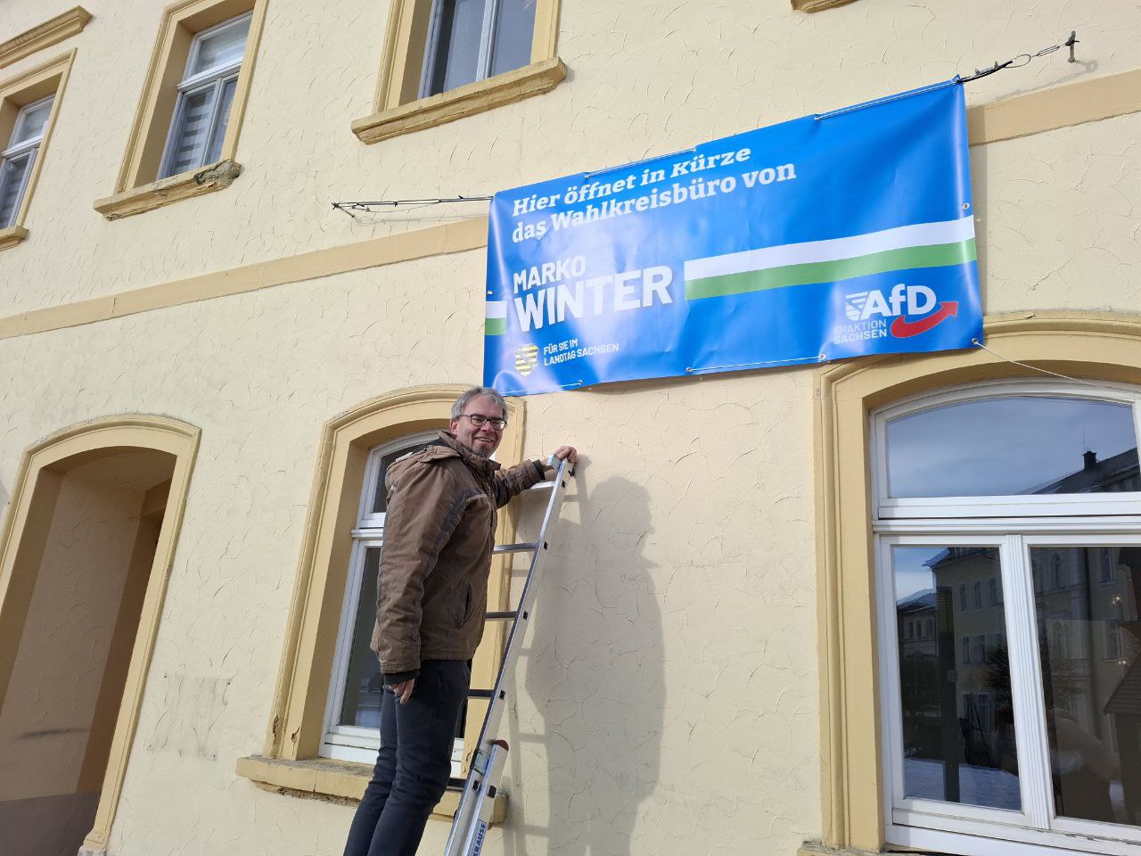 AfD-Wahlkreisbüro Frauenstein, Anbringung Werbebanner